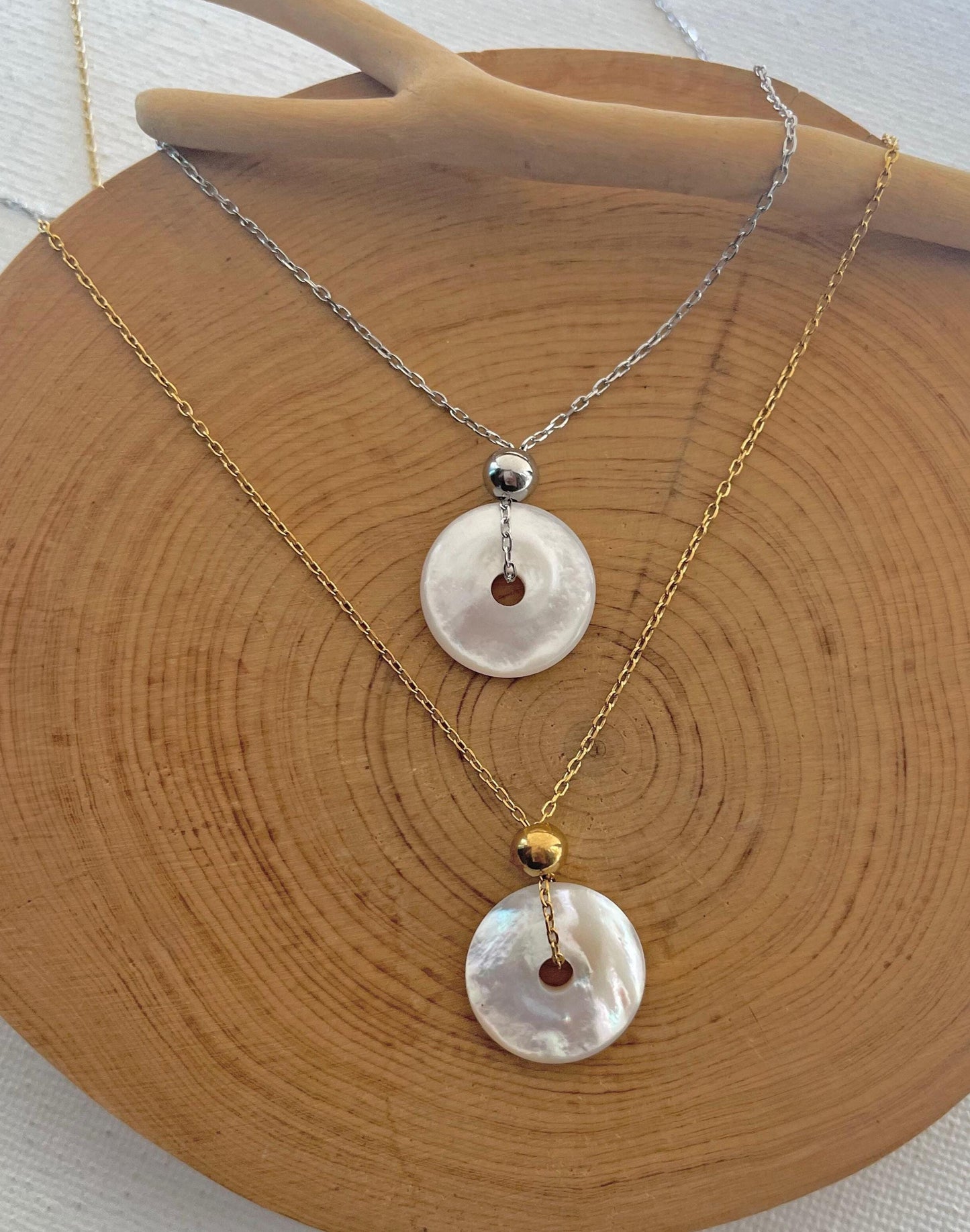 Mother of Pearl Round Pendant Necklace