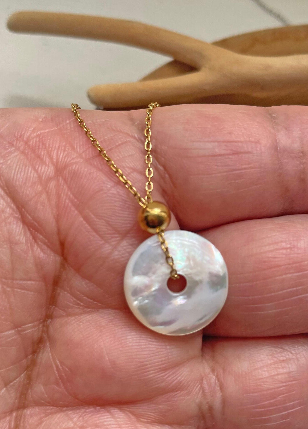 Mother of Pearl Round Pendant Necklace
